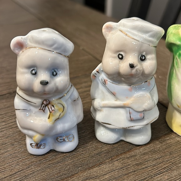 Anthropomorphic pair salt and pepper shakers chef bear and lettuce people - Picture 2 of 10
